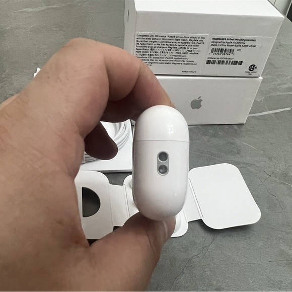 Airpods Pro 2nd Generation - ANC - (Cleaning kit, and case included) - Picture 9 of 15